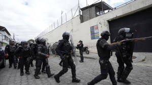 Decretan el estado de excepción y toque de queda en Ecuador tras la fuga de un líder criminal