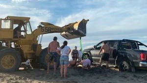Bajar con vehículos a la playa está prohibido, pero de El Cóndor a Las Grutas siguen quedando 4&#215;4 varadas