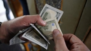 El dólar blue arrancó la semana en aumento:  cuánto subieron este lunes los dólares bursátiles