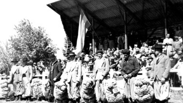 Foto histórica de una Expo de la Sociedad Rural del Neuquén, cuando el ganado lanar era más fuerte en la provincia.