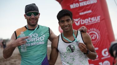 Los ganadores, el de musculosa blanca es Maximiliano Penchulef, que llegó primero, y el segundo Luciano Galván 