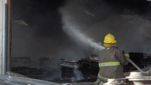 Incendio en una empresa de transporte en Neuquén: tras cinco horas, se logró apagar