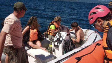 El hombre fue rescatado cerca del muelle Chachin.