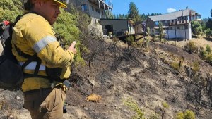 Voraz incendio en San Martín de los Andes: las llamas llegaron a pocos metros de las casas