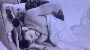 Dos participantes de Gran Hermano durmieron abrazados: la reacción de la casa