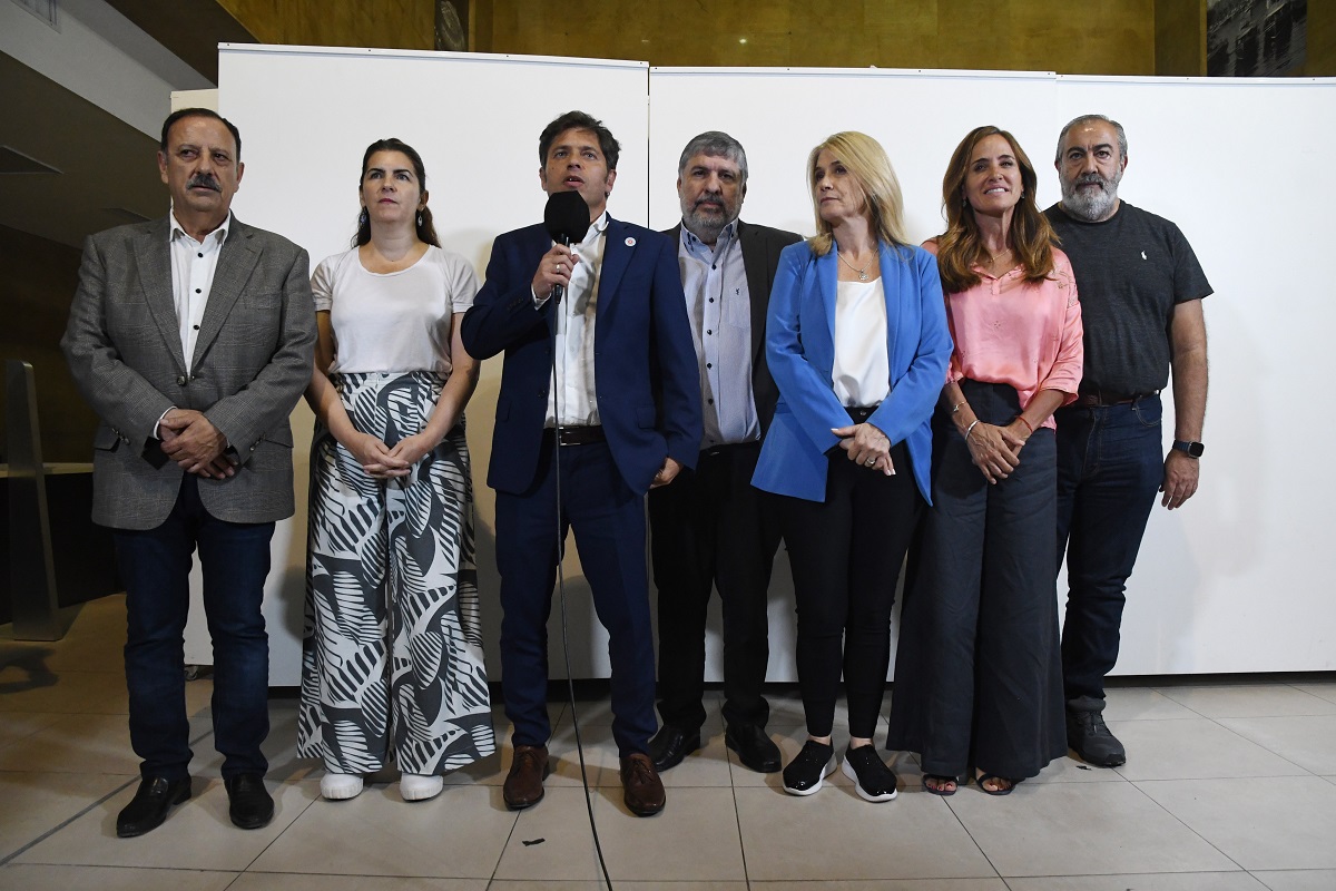 Kicillof con Quintela, Tolosa Paz y Daer, entre otros referentes de UxP. 