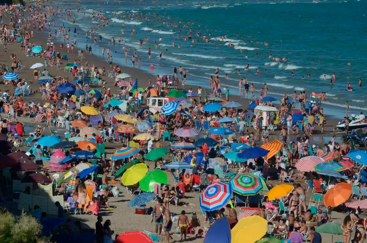 En Las Grutas y la costa de Río Negro está vigente el alerta por calor. (Archivo Martín Brunella)