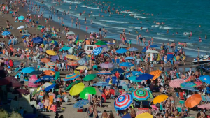 El alerta por calor extremo dejó el Alto Valle, pero cubre a Las Grutas, la costa de Río Negro y el norte neuquino