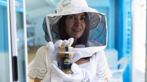 Cecilia Brussino, convirtió el hobby de producir miel en un emprendimiento a orillas del río Negro