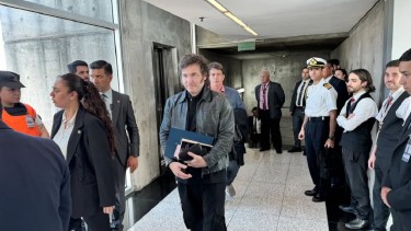 El Presidente Milei, en Ezeiza, antes de despegar. 