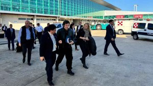 Milei en viaje a Davos: en el vuelo comercial una pasajera le hizo una curiosa pregunta