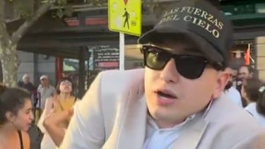 Un libertario irrumpió en las protestas por la Ley Ómnibus y terminó agredido: "Me pegó a traición"