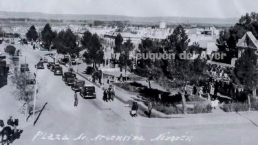 La avenida principal de la capital era de tierra. La policía custodiaba la calle a caballo. Nadie faltaba al oficio religioso, aún teniendo que atravesar los arenales.