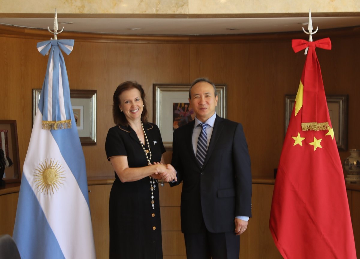 La canciller argentina con  Wang Wei, embajador chino. 