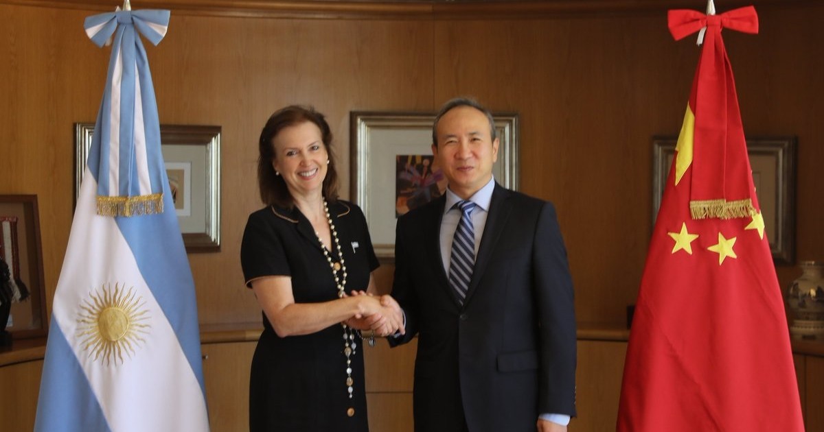 Mondino se reunió con el embajador chino y destacó «el principio de una sola China» thumbnail