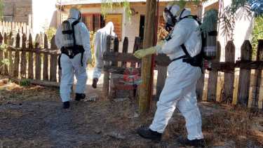 El cuerpo llevaba varios días en el interior de la vivienda y tuvo que intervenir el personal de Bomberos Voluntarios con trajes especiales. foto gentileza