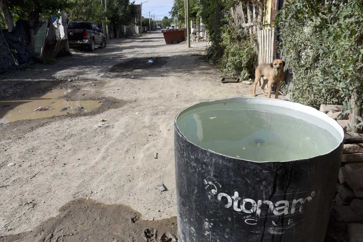El agua llega de provisión irregular en el sector La Familia del barrio Belgrano de Neuquén (foto Matías Subat)
