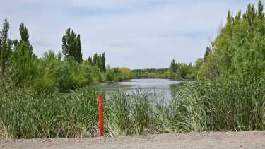 La piedra caliza avanzó sobre el El Arroyo Todero para hacer el by pass cuando se cierre la Anaya para hacer el puente. Los vecinos denuncian que la folleteria muestra que será luego un canal de poca anchura (foto Florencia Salto) 