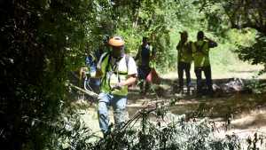 A pico y pala limpian la península Hiroki para abrirla en la Fiesta de la Confluencia