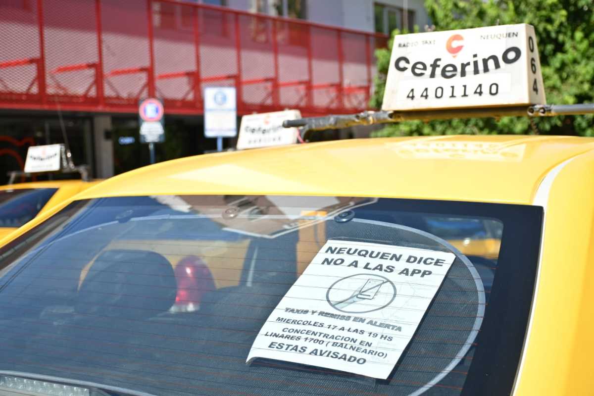 Taxistas se manifestaron ayer en contra de las aplicaciones como Uber. Foto: Florencia Salto.
