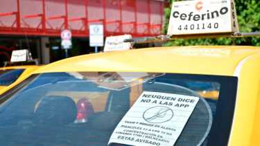 Taxistas se manifestaron ayer en contra de las aplicaciones como Uber. Foto: Florencia Salto.