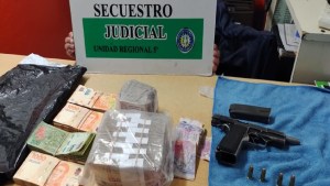 Operativo sobre Ruta 22 en Cipolletti: les descubrieron una bolsita con más de medio millón de pesos