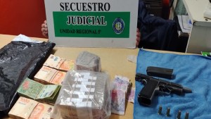 Operativo sobre Ruta 22 en Cipolletti: les descubrieron una bolsita con más de medio millón de pesos