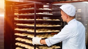 El salario mínimo en caída libre: cuántos kilos de pan se pueden comprar