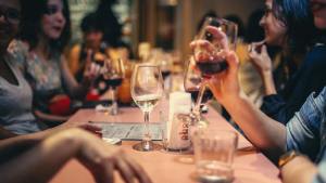 Dejar de ofrecer la copa de vino más grande en bares podría ayudar a reducir el consumo de alcohol