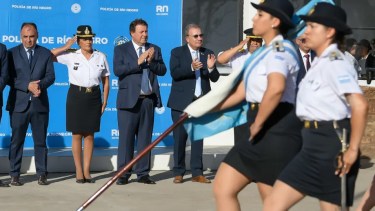 El gobernador Weretilneck decretó que la "zona desfavorable" se liquide sobre la totalidad de los haberes en la Policía. Foto Archivo