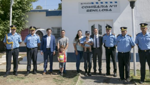Homenajearon a la agente policial que salvó a un bebé en Senillosa