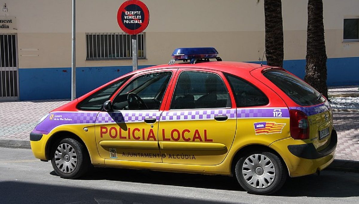 Hasta el lugar se desplazaron agentes de la Policía Local de Alcudia 