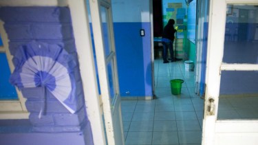 El análisis de los contratos se mantiene -esencialmente- en los porteros, que aparecen incluso con el régimen de horas cátedras. Foto: Marcelo Ochoa