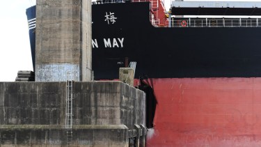 Video: barco de carga de dos cuadras de largo chocó el puente Zárate-Brazo Largo y así quedó