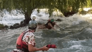 Video: una turista cayó al río Atuel haciendo rafting y se la llevó la corriente: mirá cómo la rescataron