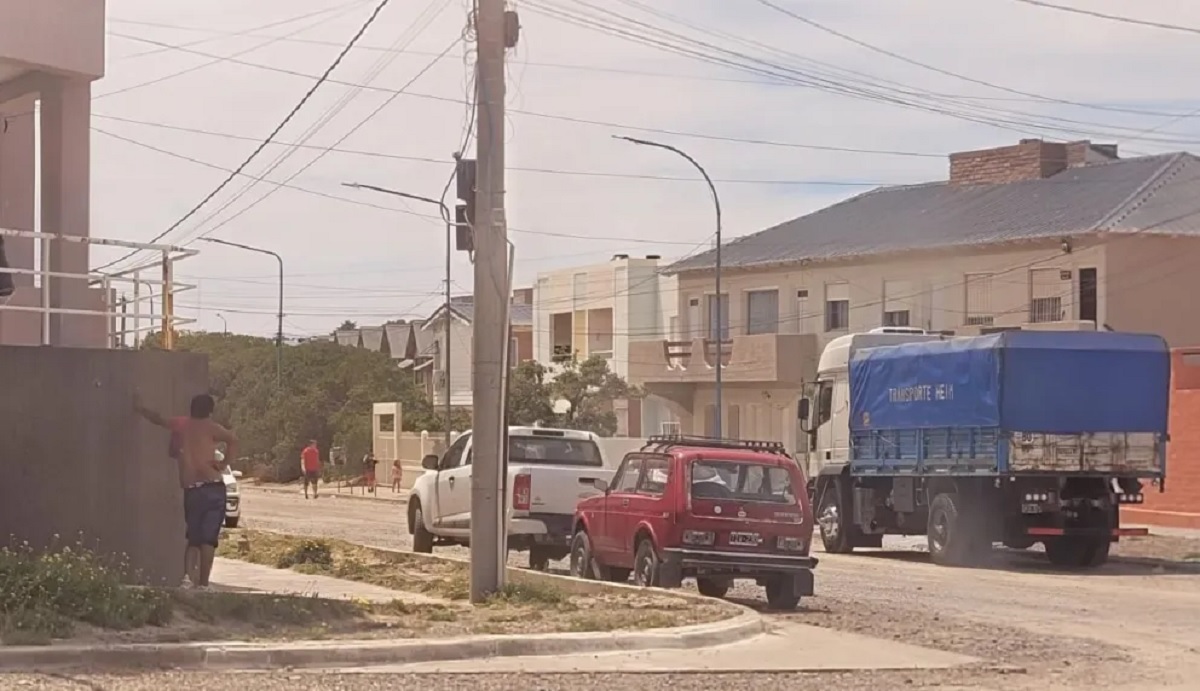 El delincuente al acecho del camión, fue registrado por un vecino que observó actitudes sospechosas. Foto Gentileza.