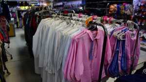 Guardapolvos para el regreso a clases: cuáles son los precios y opciones en Neuquén y Río Negro