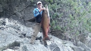 Video | Así pescó un salmón de 22,5 kilos en un paraíso de la Patagonia