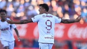 Lanús sorprendió a San Lorenzo con un doblete de Bou y le ganó en el debut