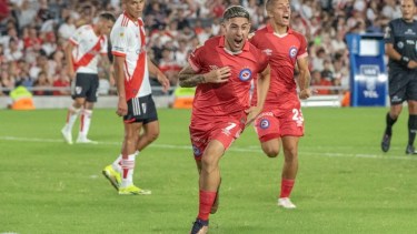 Argentinos Juniors irá por la victoria ante Deportivo Riestra.