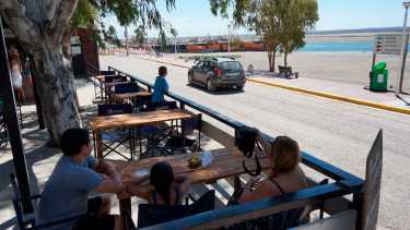 Comer algo rico, recién salido del mar, y bañarte en las playas del muelle de San Antonio. El mejor plan 