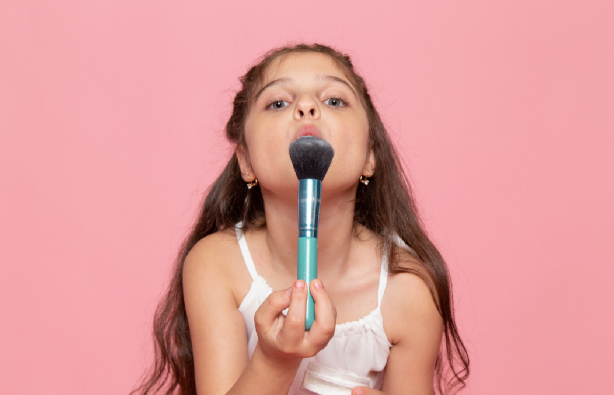 Muchas chicas de 10 años o menos se maquillan y graban tutoriales con productos para adultos, Foto gentileza.