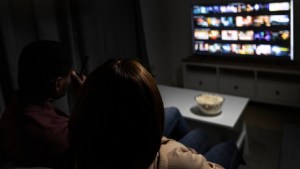¿Qué efectos tiene dormirse después de un rato de mirar la televisión?