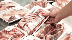 Lo atraparon robando varios kilos de carne en un supermercado de Roca