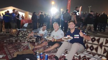 Santiago Rostan se reencontró con su papá en viva de Riad, durante el día de descanso en el Rally Dakar.