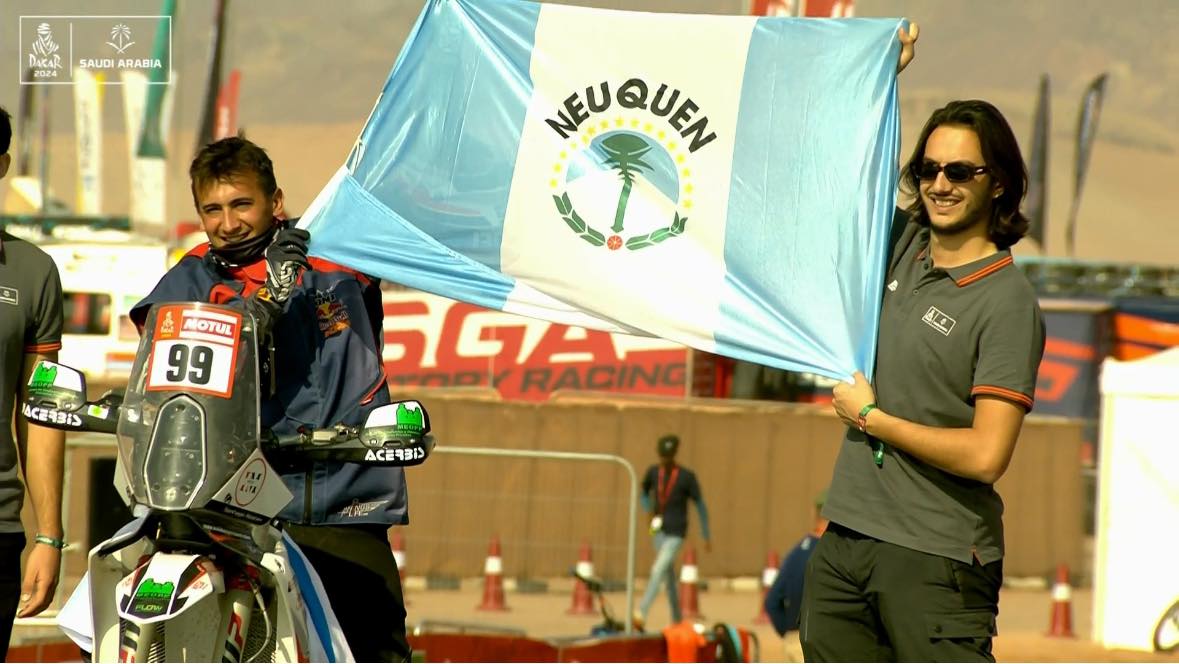 Santiago Rostan, orgulloso con la bandera de Neuquén en Arabia Saudita. (Foto: Captura de TV)
