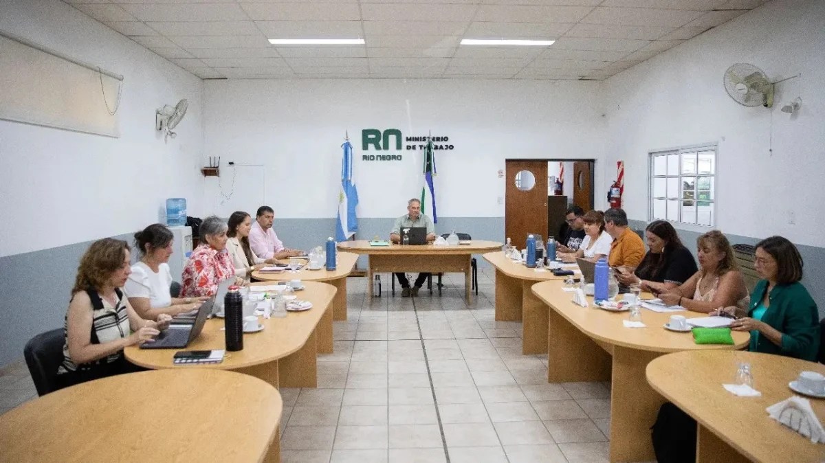 En Trabajo se realizó la negociación docente, encabezada por la ministra Patricia Campos y la titular de Unter, Silvana Inostroza. Foto Gentileza