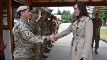 La vicepresidenta visitó ayer la Escuela Militar de Montaña de Bariloche y habló de los conflictos con mapuches. Foto: @vickyVillarruel
