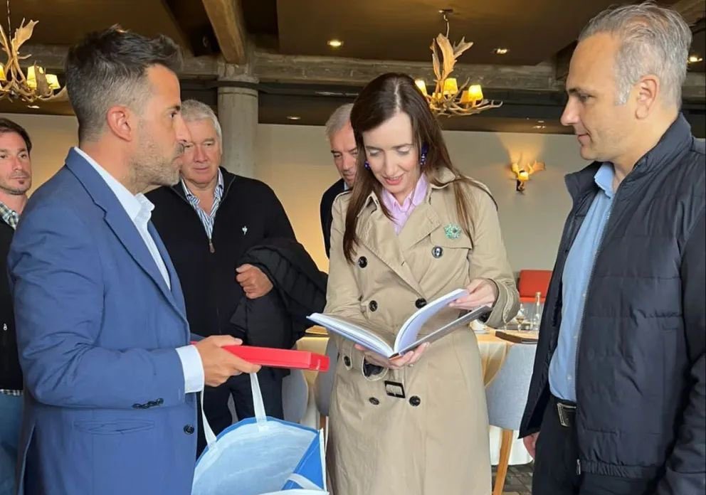 Victoria Villarruel recibió un libro de Bariloche obsequiado por los empresarios. Foto: @Prensa_Victoria