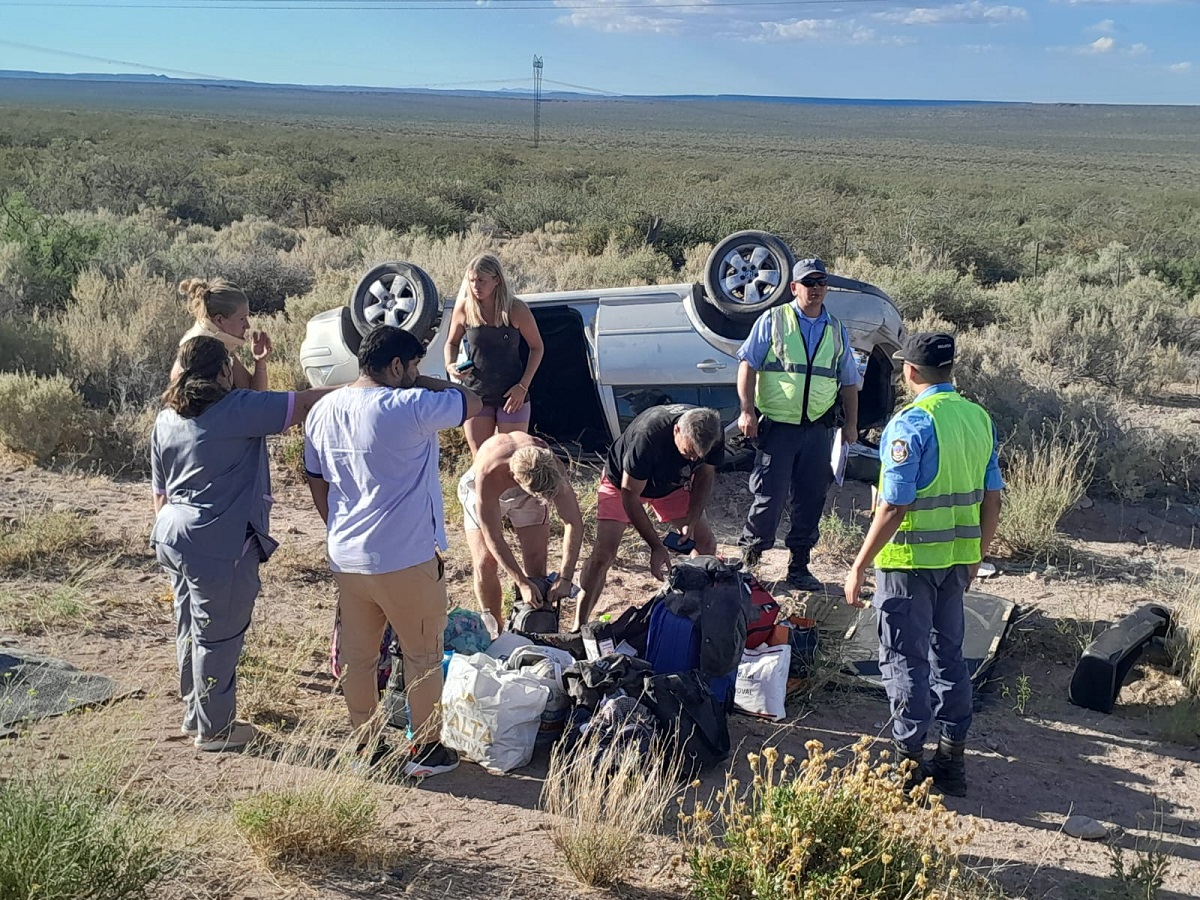 Una familia de Bahía Blanca volcó en la Ruta 237 de camino a la cordillera de Neuquén 